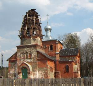 Церковь в Аверкиево весной 2005 года
